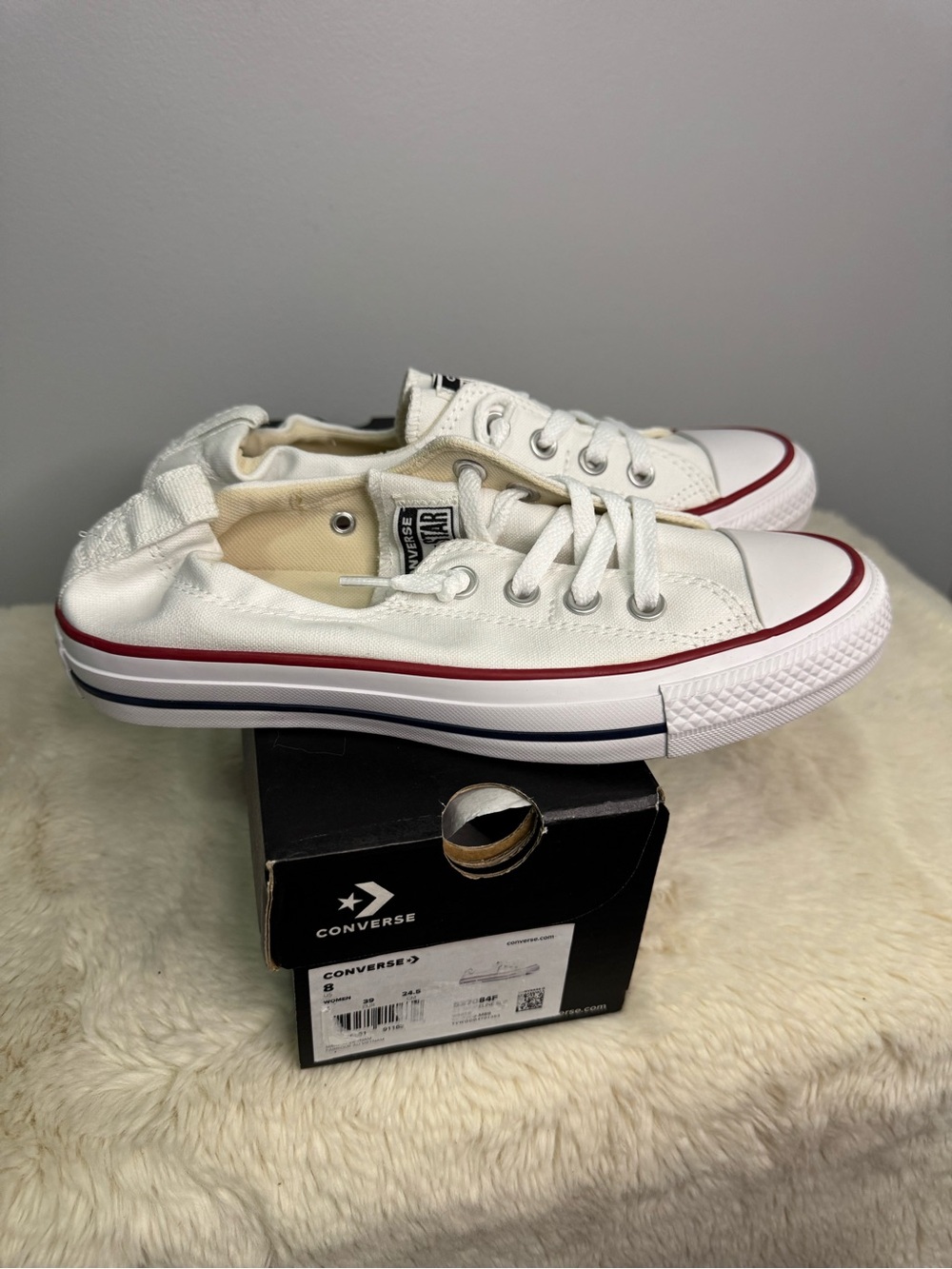 New in Box 🎶Converse Sneakers - Size 8